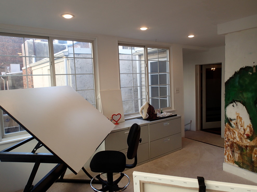 Imagen de despacho de estilo americano con paredes blancas y moqueta