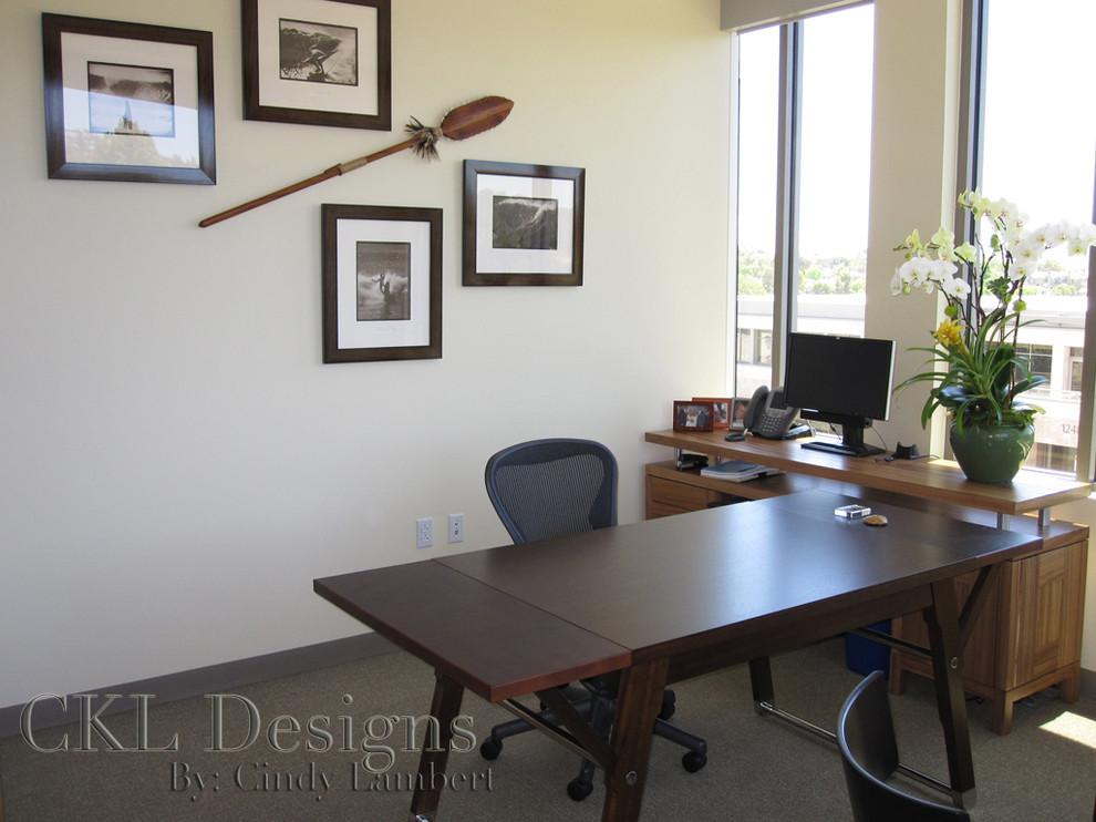 Inspiration for a contemporary home office in San Diego.