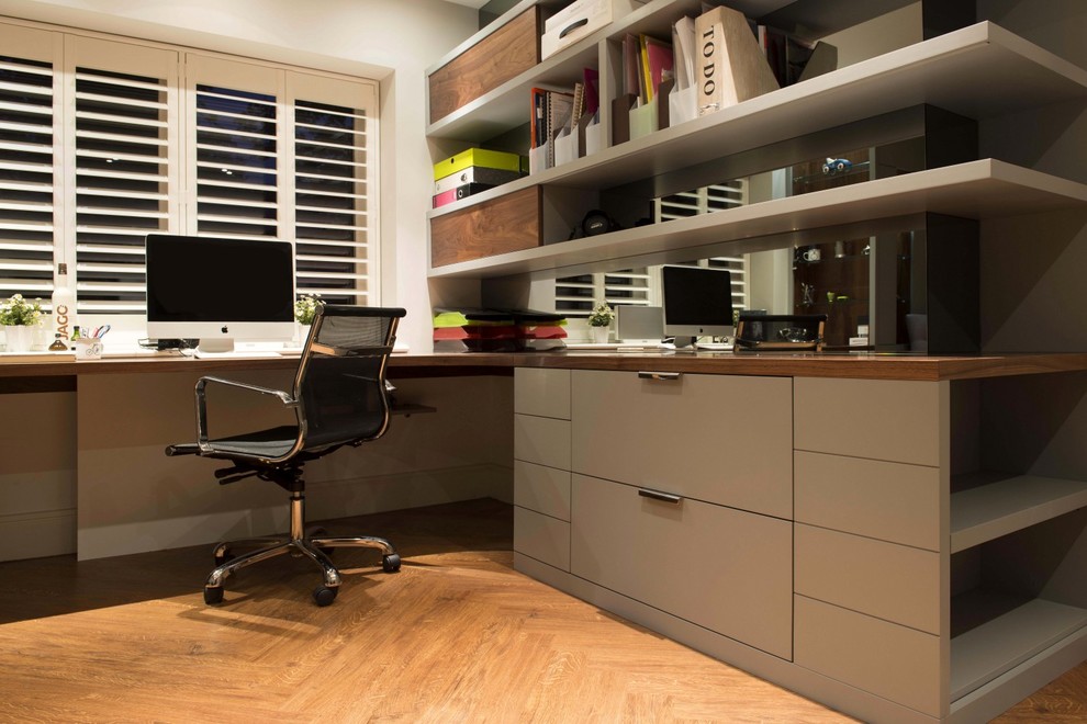 Esempio di un ufficio design di medie dimensioni con pareti bianche, pavimento in legno massello medio e scrivania incassata