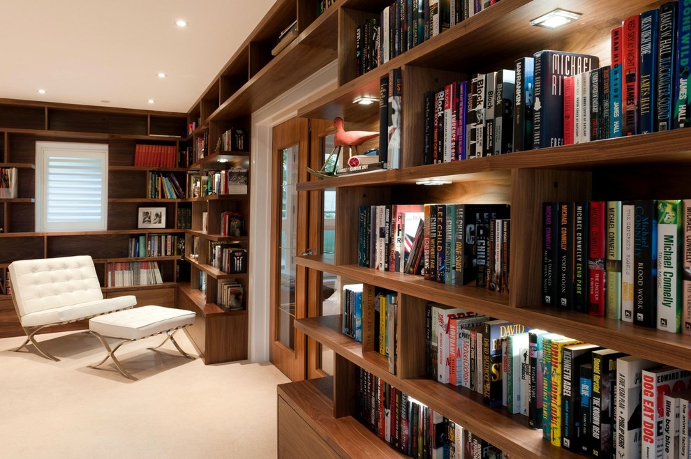 Inspiration för mellanstora moderna hemmabibliotek, med vita väggar och ett inbyggt skrivbord