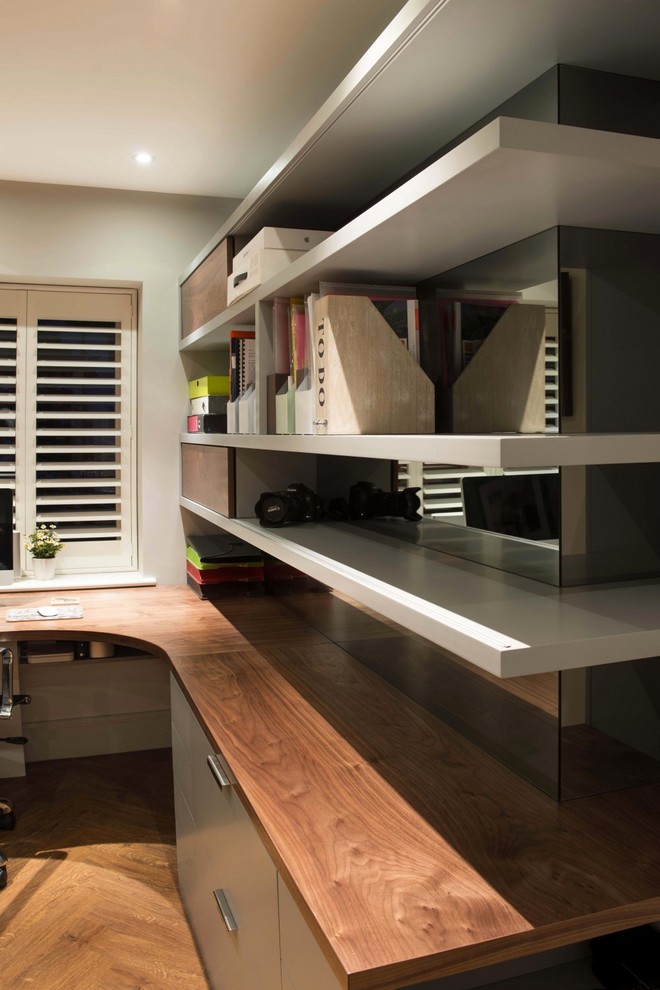 Diseño de despacho contemporáneo de tamaño medio con paredes blancas y escritorio empotrado