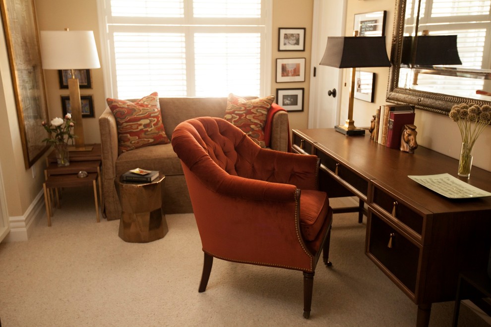 Imagen de despacho tradicional pequeño con paredes beige, moqueta y escritorio independiente
