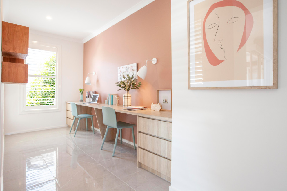 Ejemplo de despacho grande con paredes rosas, suelo de baldosas de cerámica, escritorio empotrado y suelo beige