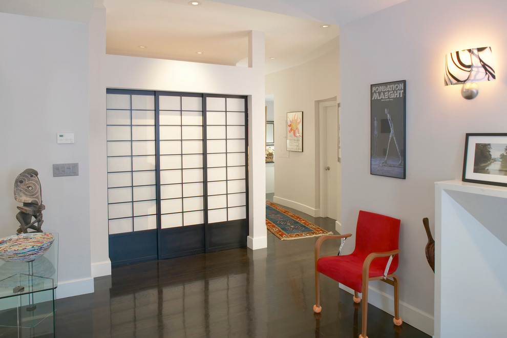 Esempio di uno studio design di medie dimensioni con pareti bianche, parquet scuro, camino classico, scrivania incassata e pavimento marrone