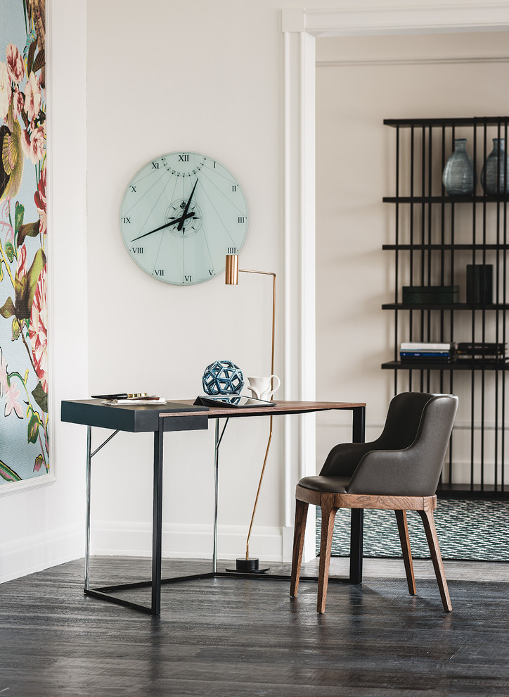 Foto di un piccolo ufficio design con parquet scuro, scrivania autoportante, pareti beige e pavimento nero