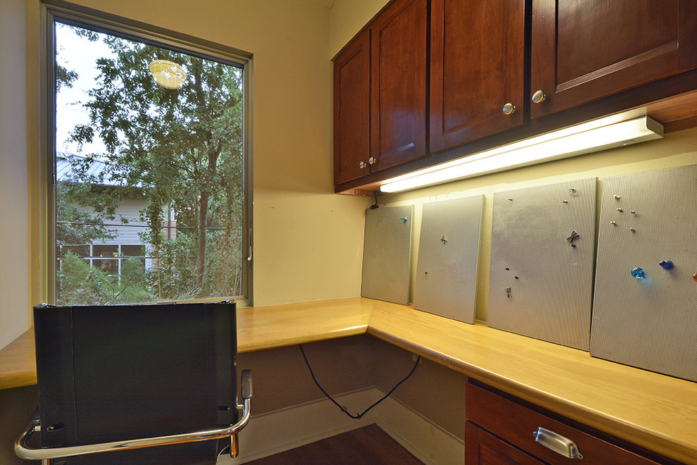 Foto de despacho de estilo americano pequeño con suelo de madera en tonos medios