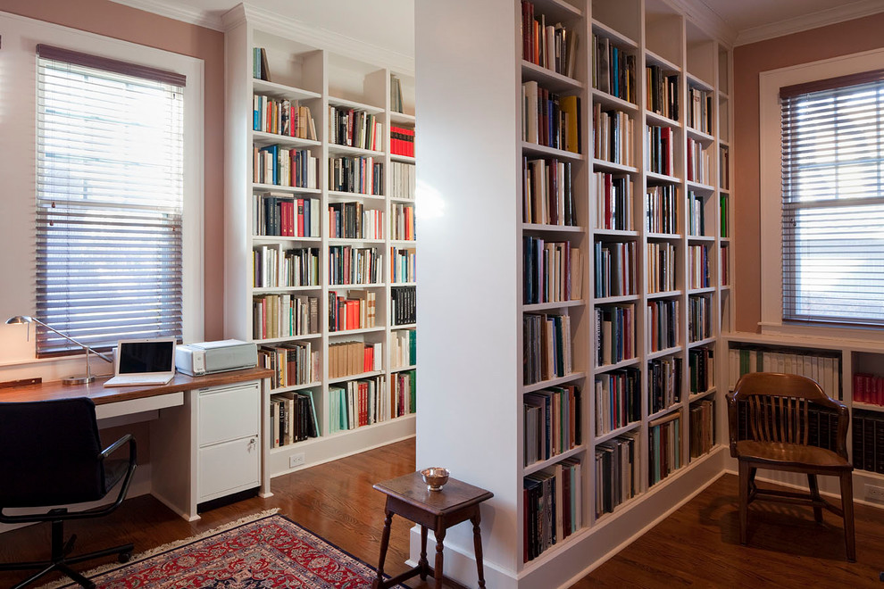 Mittelgroßes Klassisches Lesezimmer mit beiger Wandfarbe, braunem Holzboden und Einbau-Schreibtisch in Austin