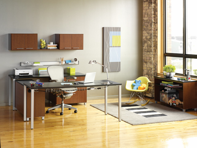 Mittelgroßes Modernes Arbeitszimmer ohne Kamin mit beiger Wandfarbe, hellem Holzboden, freistehendem Schreibtisch, beigem Boden und Arbeitsplatz in Grand Rapids