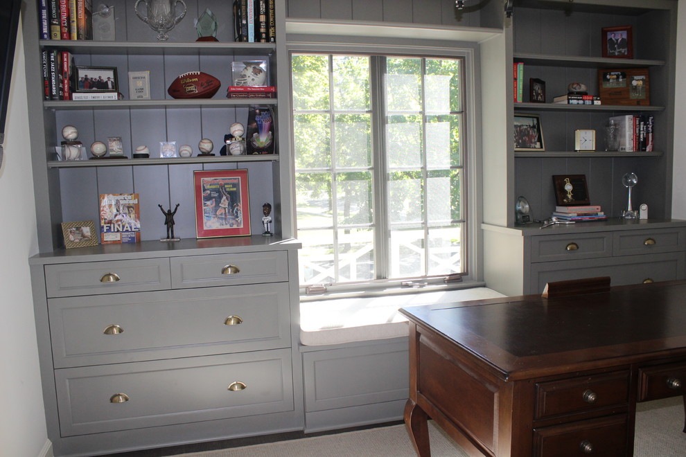 Inspiration for a timeless home office remodel in Milwaukee
