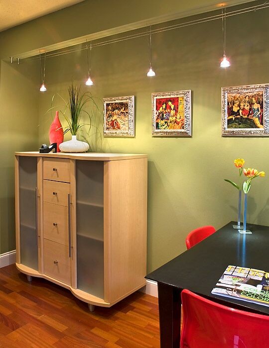 オースティンにある高級な小さなエクレクティックスタイルのおしゃれなアトリエ・スタジオ (緑の壁、無垢フローリング、自立型机) の写真