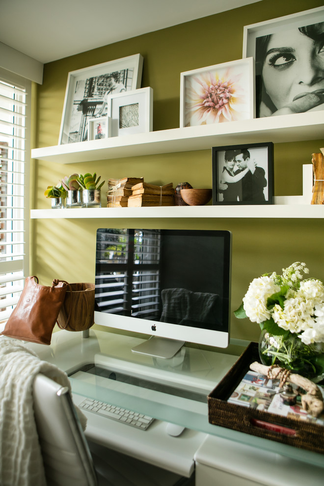 Idee per un ufficio design con pareti verdi e scrivania autoportante