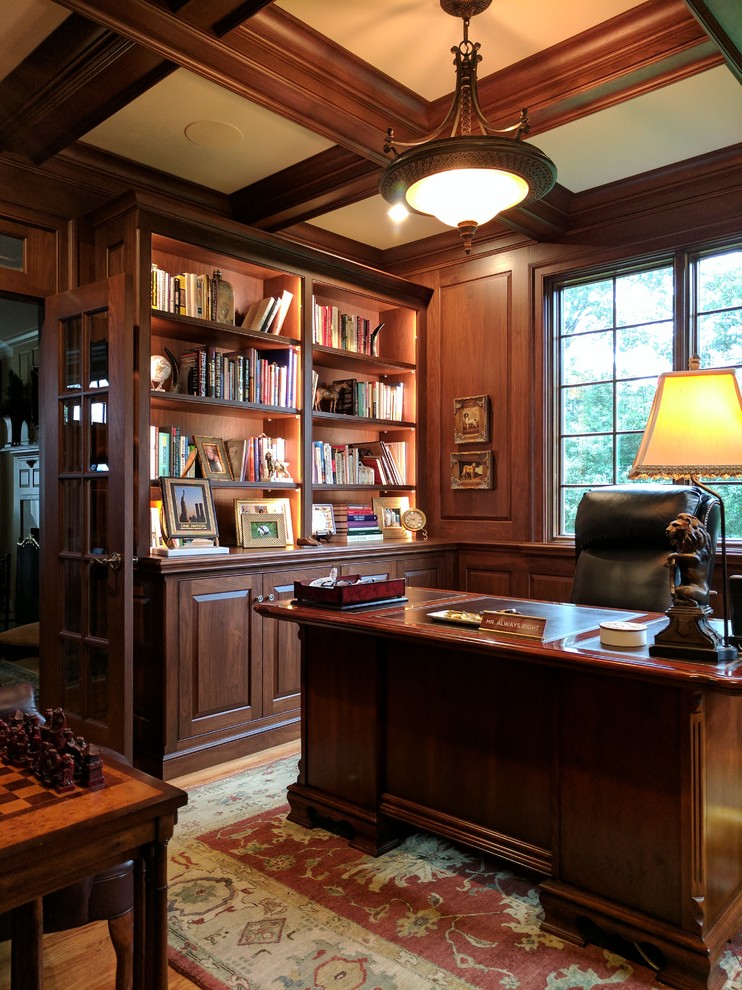 Inspiration pour un bureau traditionnel de taille moyenne avec un mur marron, un sol en bois brun, une cheminée ribbon, un bureau indépendant et un sol marron.