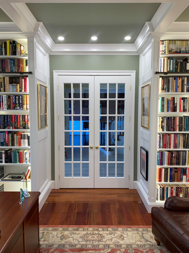 Свежая идея для дизайна: домашняя библиотека среднего размера в классическом стиле с зелеными стенами, паркетным полом среднего тона, отдельно стоящим рабочим столом, оранжевым полом, кессонным потолком и панелями на части стены - отличное фото интерьера