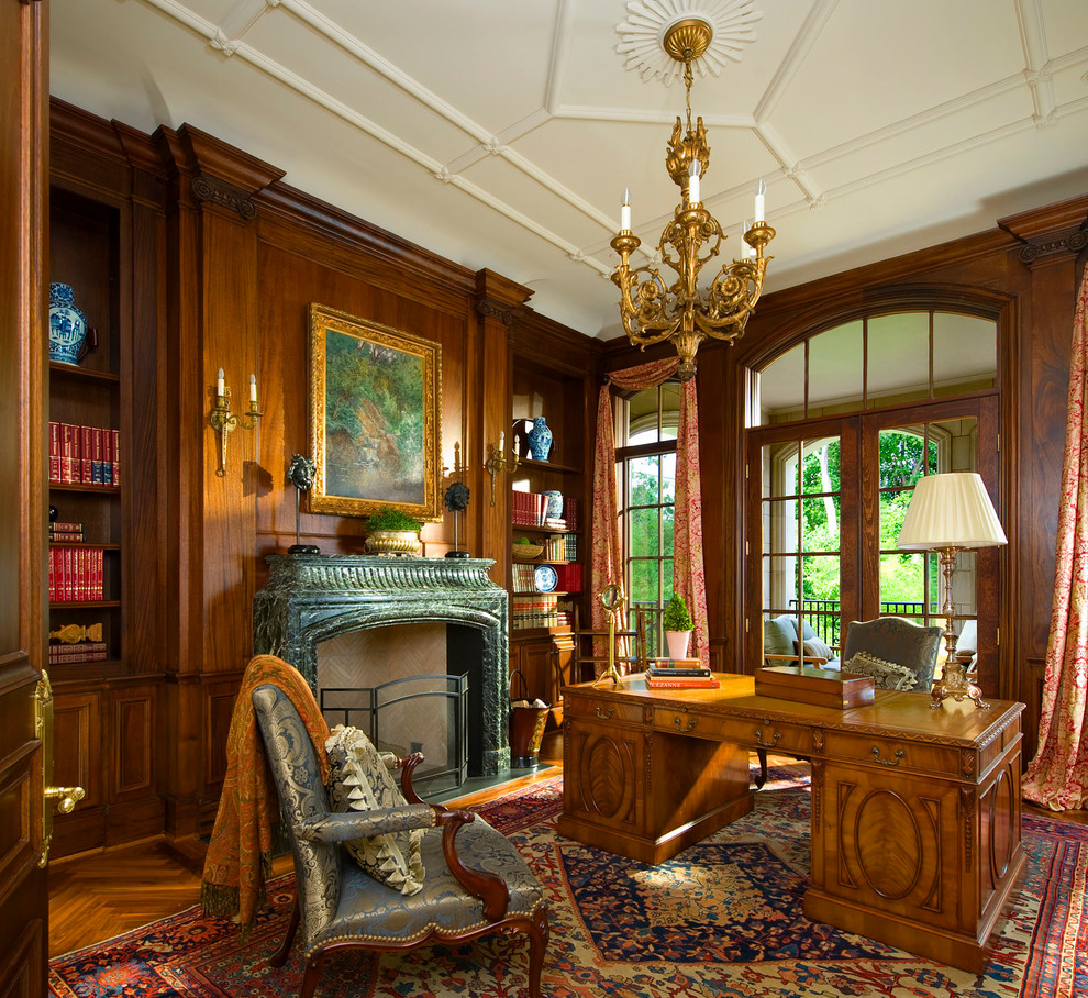 Cette image montre un bureau traditionnel avec un sol en bois brun, une cheminée standard et un bureau indépendant.