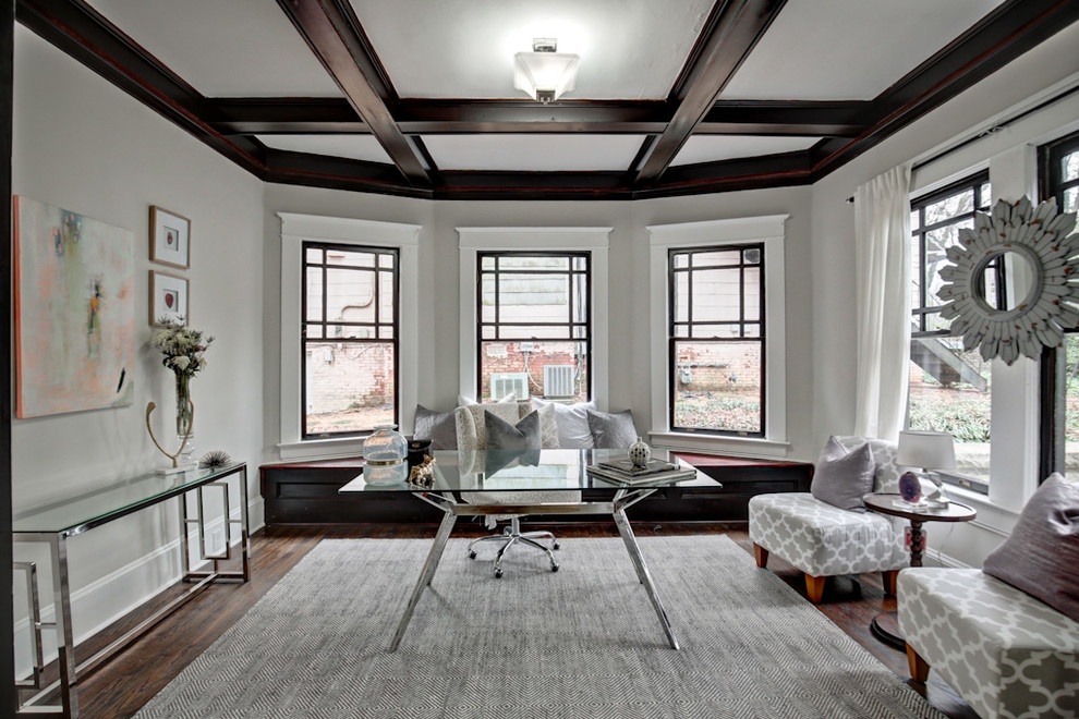 Immagine di un grande studio american style con pareti grigie, parquet scuro, scrivania autoportante e pavimento marrone