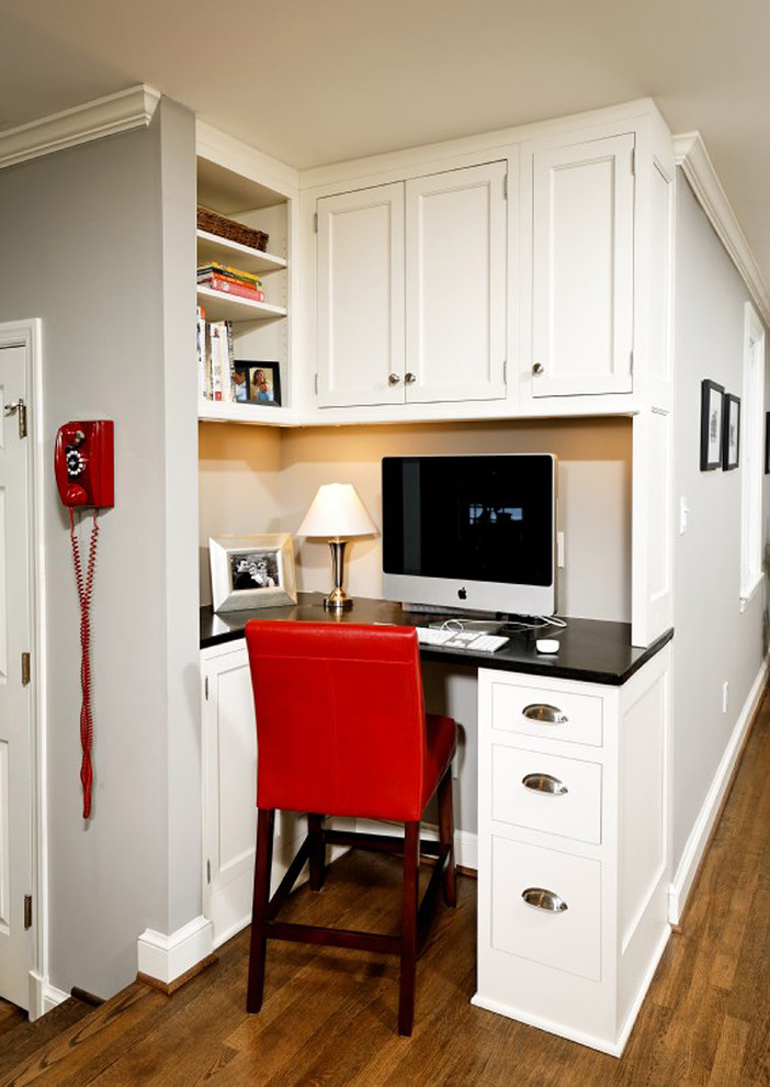 На фото: кабинет в классическом стиле с встроенным рабочим столом и серыми стенами