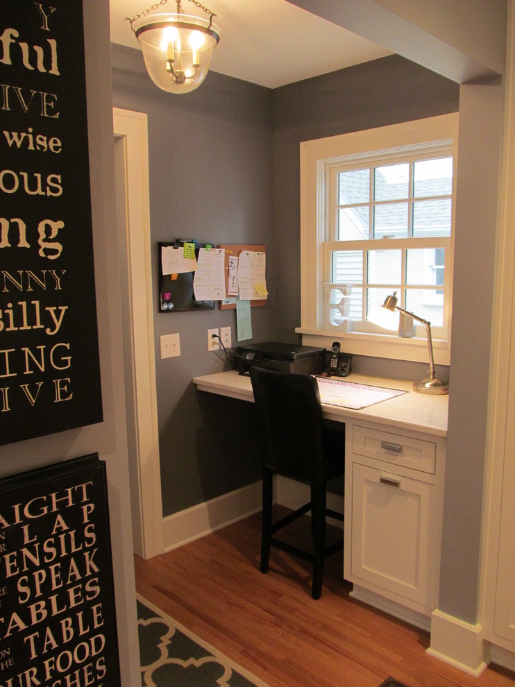 Example of a classic home office design in Omaha