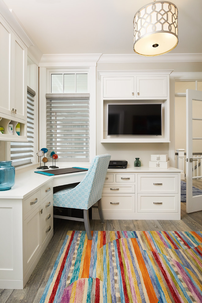 Esempio di un ufficio stile marinaro con pareti bianche, pavimento in legno massello medio, scrivania incassata e pavimento marrone