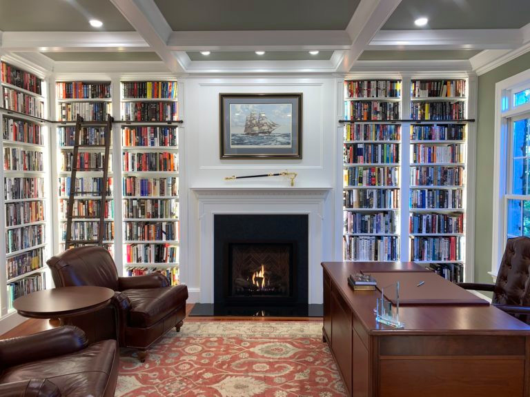 フィラデルフィアにある高級な中くらいなトラディショナルスタイルのおしゃれなホームオフィス・書斎 (ライブラリー、緑の壁、無垢フローリング、標準型暖炉、木材の暖炉まわり、オレンジの床、格子天井、パネル壁) の写真