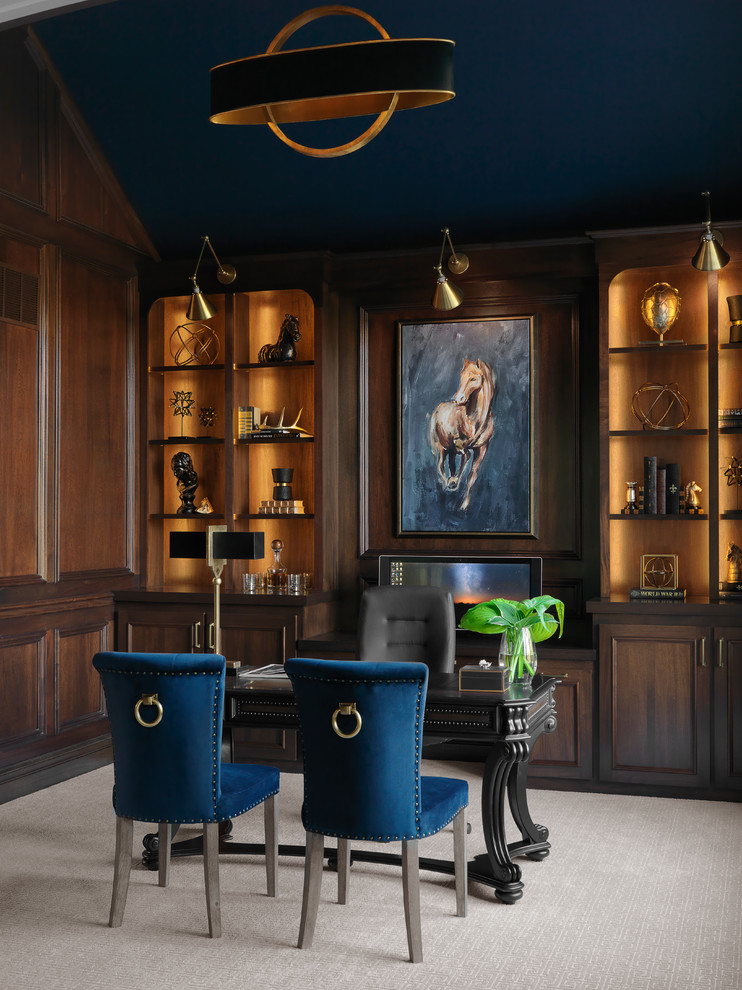 Foto di un ufficio tradizionale con pareti marroni, moquette, scrivania autoportante e pavimento beige