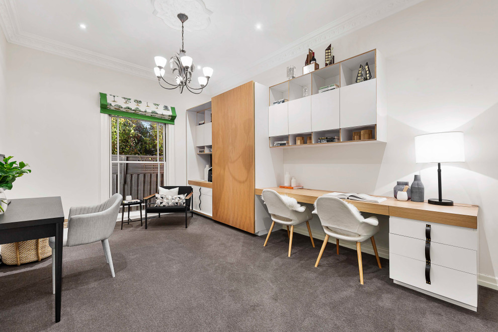Mittelgroßes Modernes Arbeitszimmer mit Arbeitsplatz, weißer Wandfarbe, Teppichboden, Einbau-Schreibtisch und grauem Boden in Melbourne