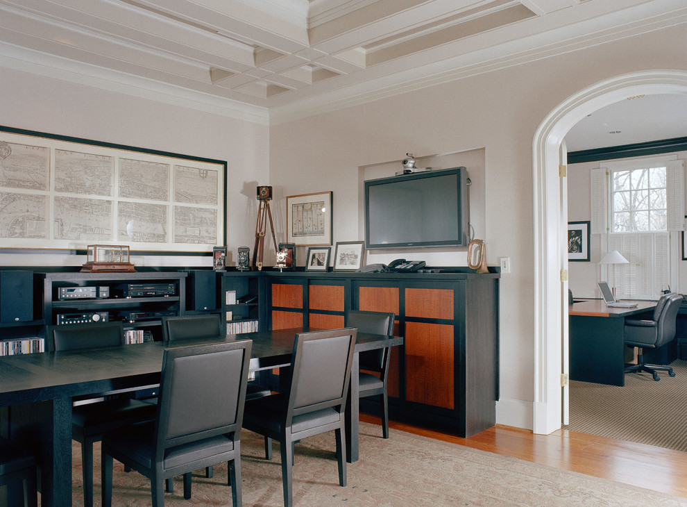 Foto di uno studio chic con pareti bianche, pavimento in legno massello medio e scrivania autoportante