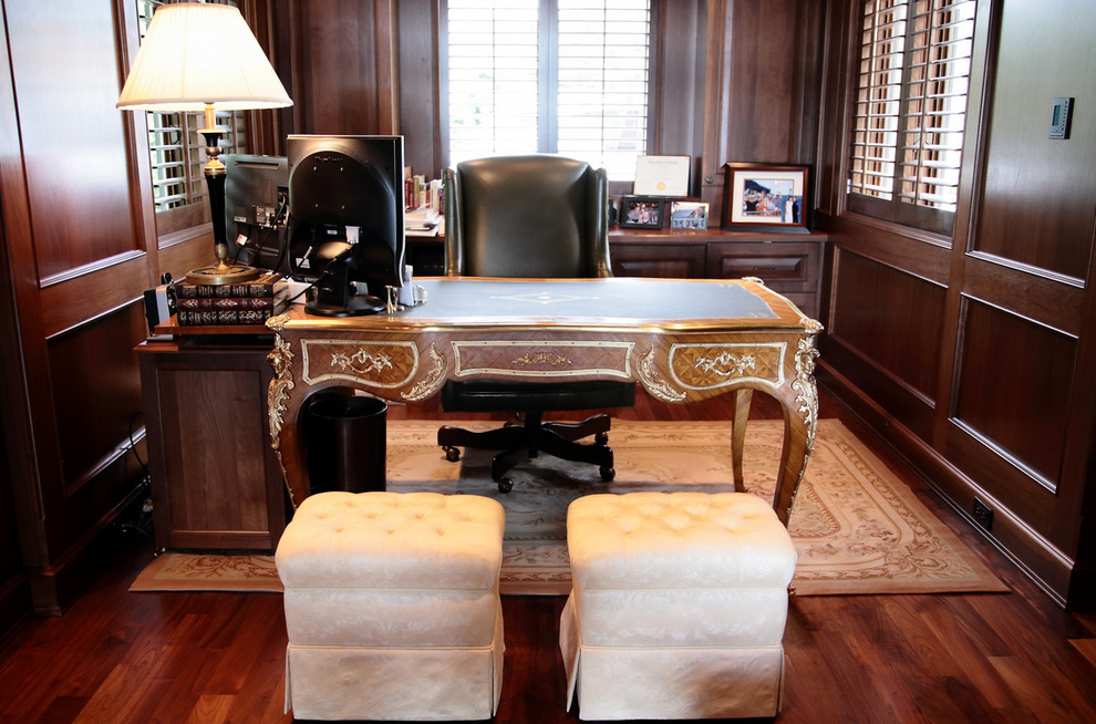 This is an example of a classic home office in Seattle.