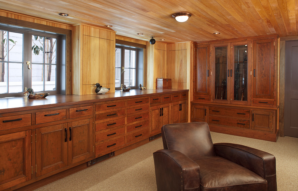 Mittelgroßes Klassisches Arbeitszimmer ohne Kamin mit Arbeitsplatz, brauner Wandfarbe, Teppichboden und Einbau-Schreibtisch in San Francisco
