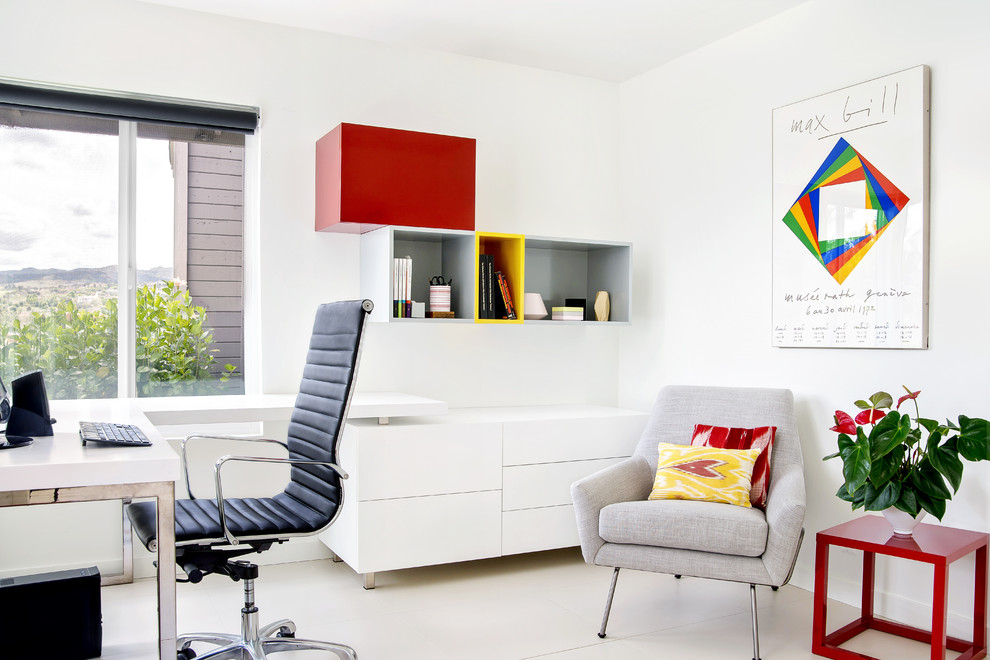 Mittelgroßes Modernes Arbeitszimmer ohne Kamin mit Arbeitsplatz, weißer Wandfarbe, Keramikboden und freistehendem Schreibtisch in Orange County