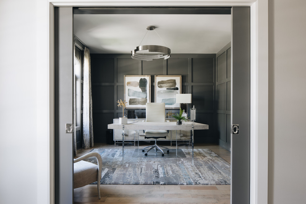 На фото: кабинет среднего размера в современном стиле с серыми стенами, светлым паркетным полом, отдельно стоящим рабочим столом и бежевым полом без камина с