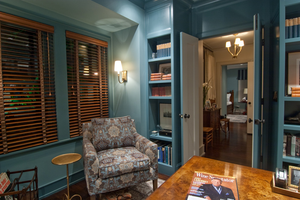 Foto di un piccolo ufficio tradizionale con pareti blu, pavimento in legno massello medio, nessun camino, scrivania autoportante e pavimento marrone