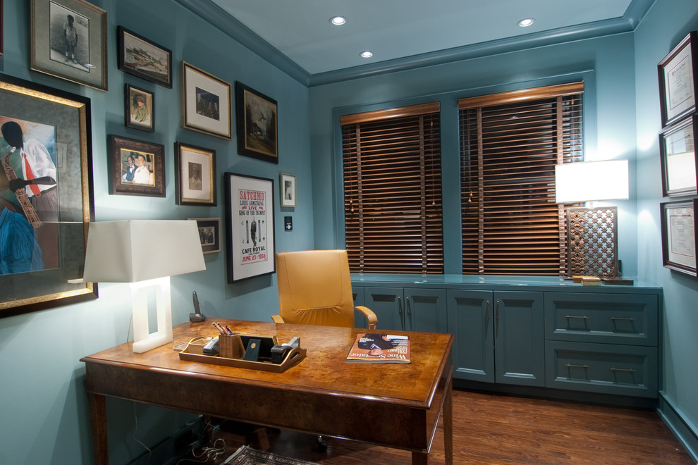 Idée de décoration pour un petit bureau tradition avec un mur bleu, un sol en bois brun, aucune cheminée, un bureau indépendant et un sol marron.