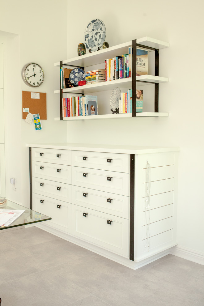 Diseño de despacho tradicional renovado de tamaño medio sin chimenea con paredes blancas, suelo gris, escritorio independiente y suelo de madera clara