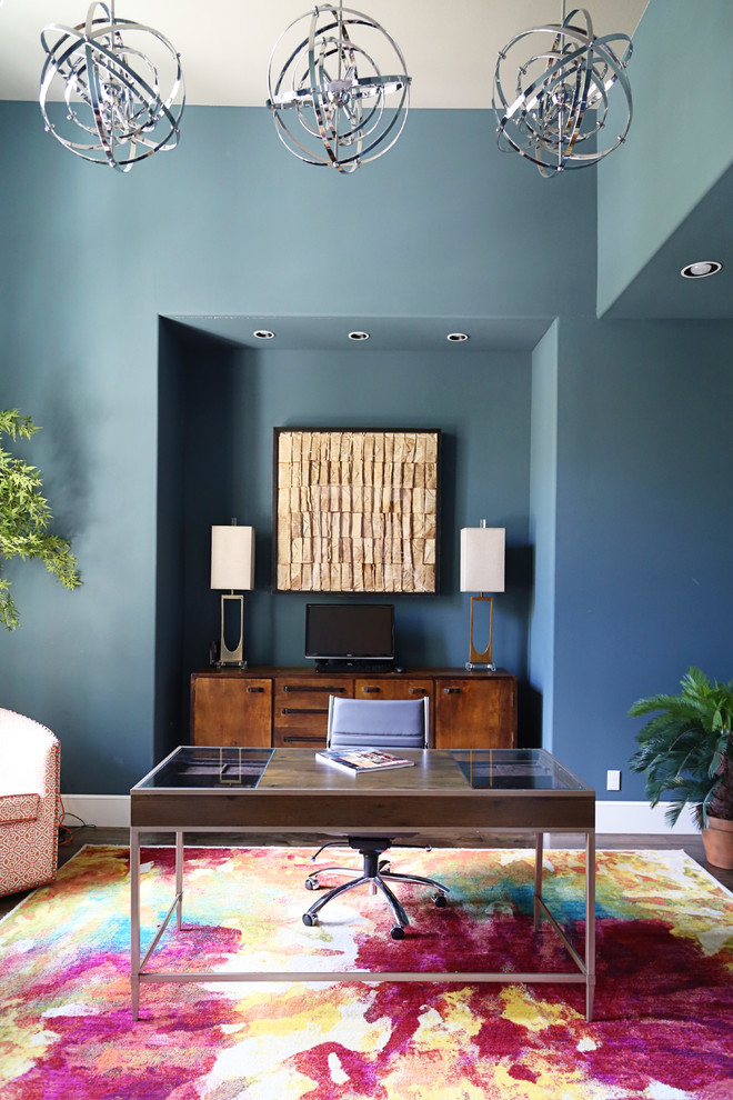 Klassisches Arbeitszimmer mit Arbeitsplatz, blauer Wandfarbe, dunklem Holzboden und freistehendem Schreibtisch in Sonstige