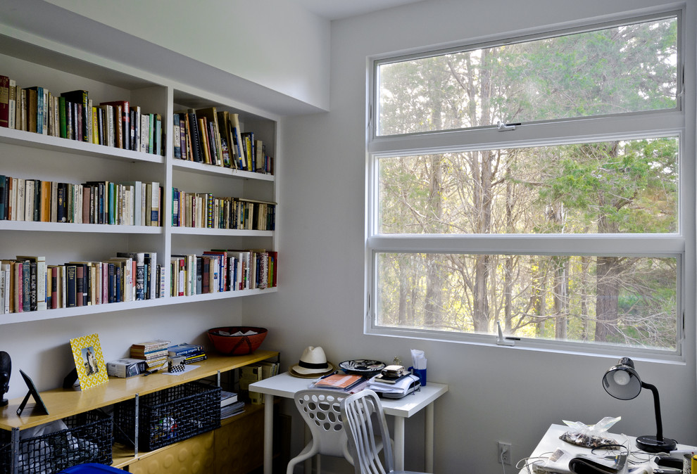 Immagine di un ufficio minimalista di medie dimensioni con pareti bianche, nessun camino e scrivania autoportante