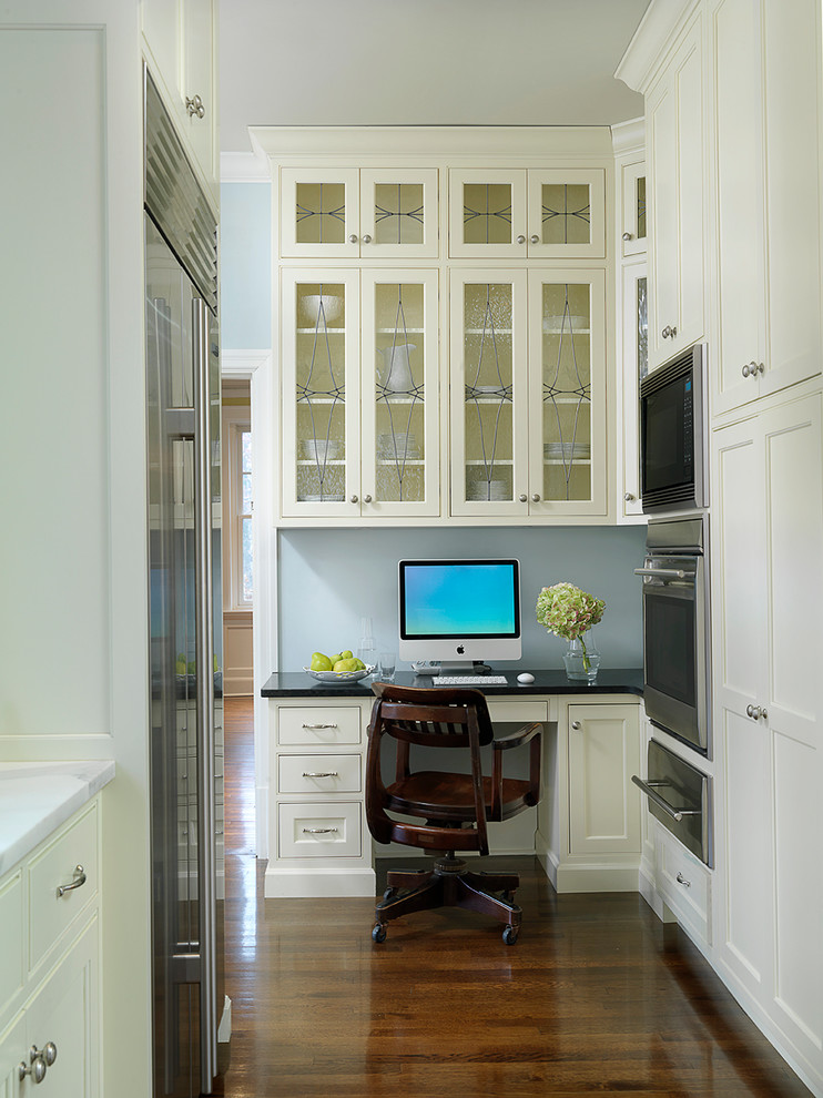 Exemple d'un grand bureau chic avec un mur bleu, parquet foncé, aucune cheminée et un bureau intégré.