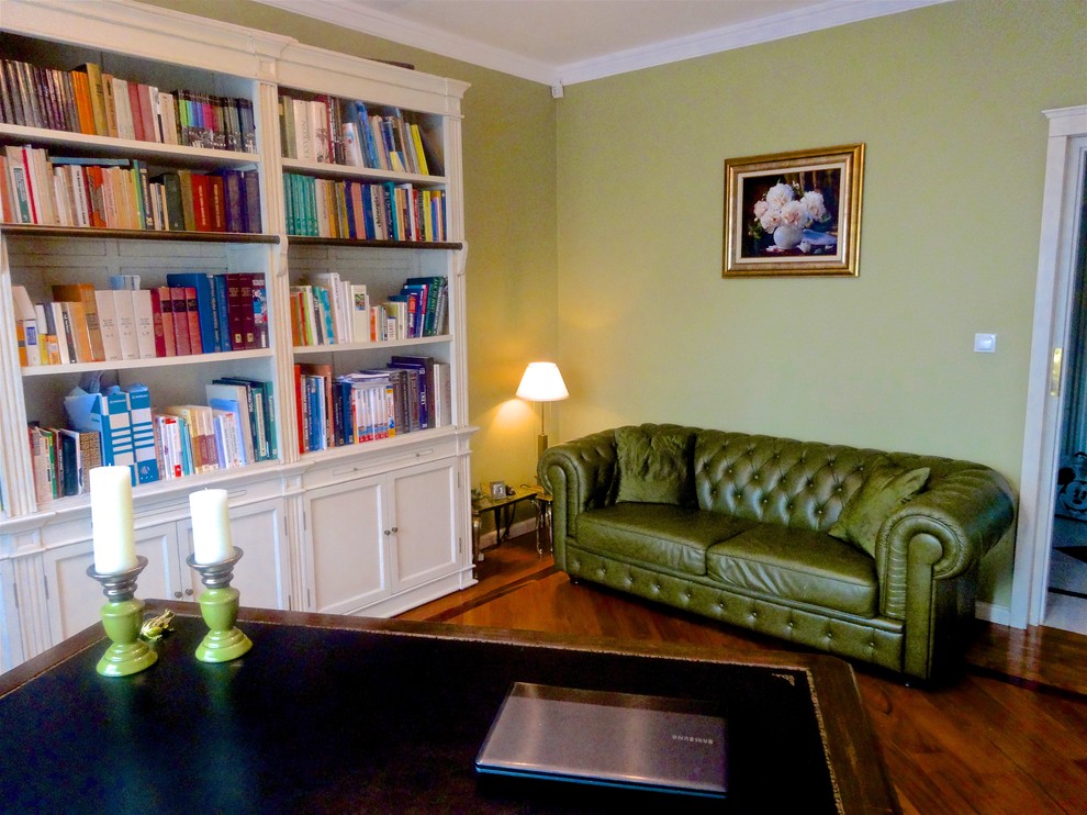 Idéer för mellanstora vintage hemmabibliotek, med gröna väggar, mörkt trägolv, ett fristående skrivbord och brunt golv