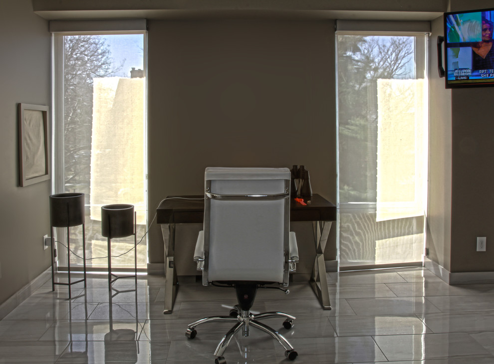 Immagine di un ufficio design di medie dimensioni con pareti marroni, pavimento in gres porcellanato, scrivania autoportante e pavimento grigio