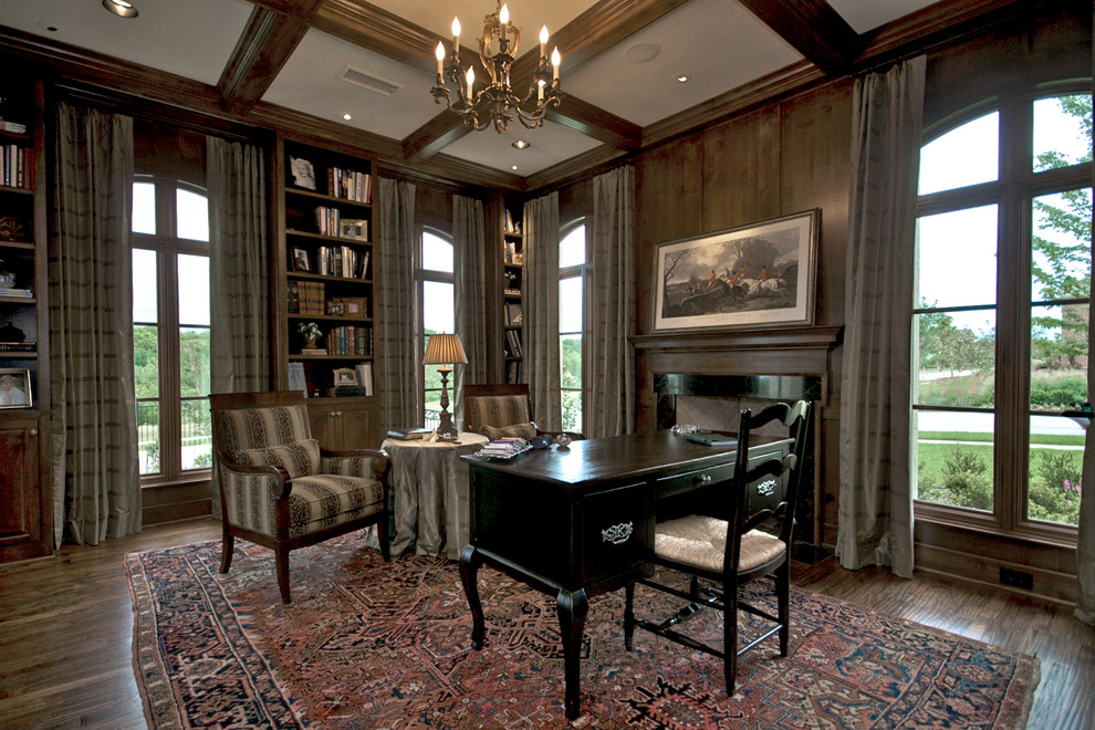 ダラスにある高級な広いコンテンポラリースタイルのおしゃれな書斎 (黒い壁、濃色無垢フローリング、標準型暖炉、木材の暖炉まわり、自立型机) の写真