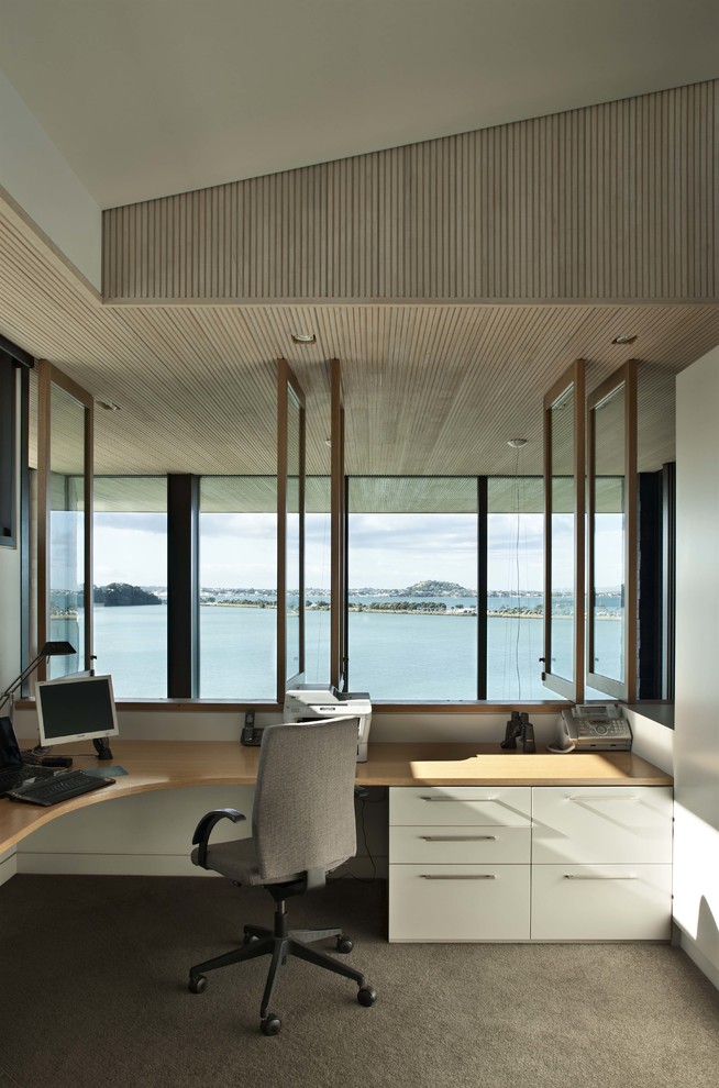 Modernes Arbeitszimmer mit weißer Wandfarbe und Teppichboden in Auckland