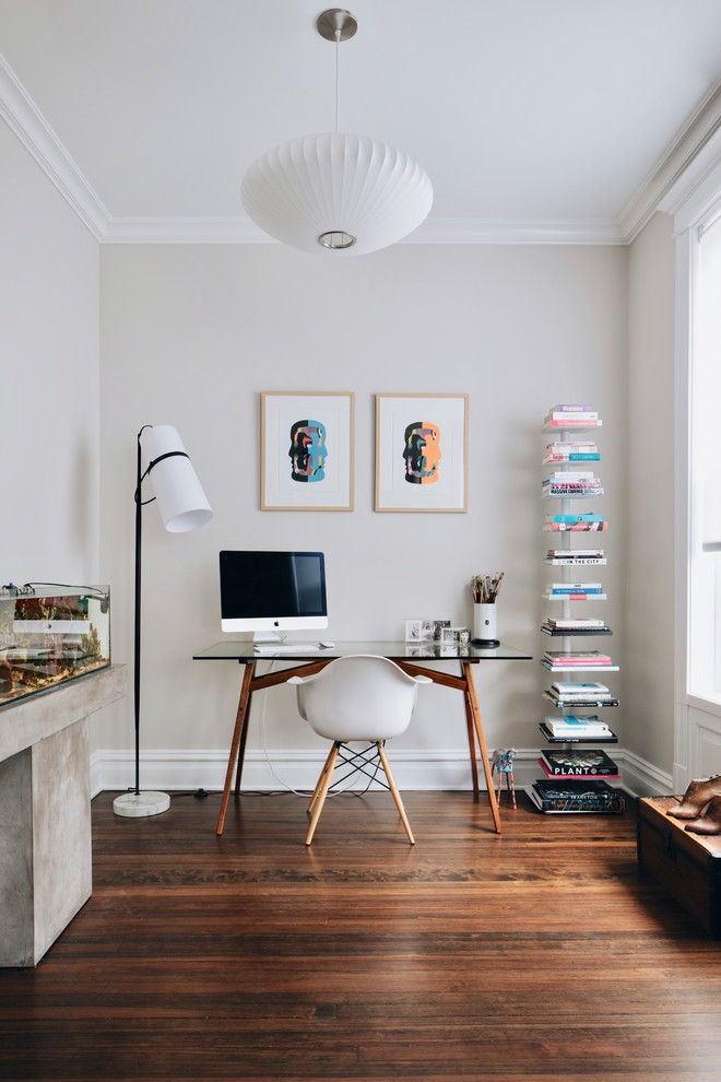Cette image montre un bureau marin avec une bibliothèque ou un coin lecture, un mur gris, parquet clair, un bureau indépendant et un sol marron.