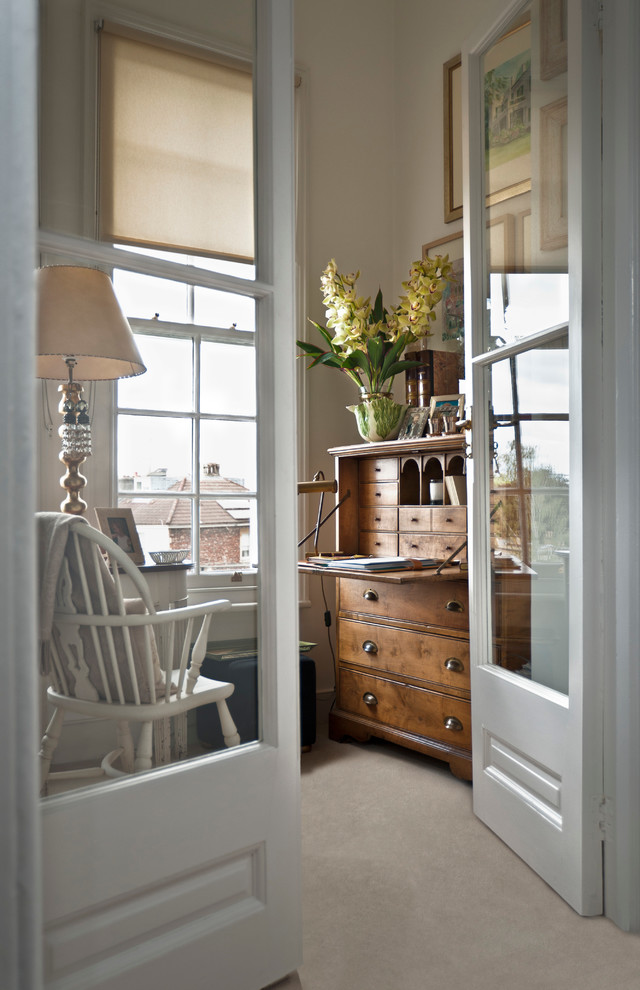 На фото: кабинет в классическом стиле с белыми стенами, ковровым покрытием и отдельно стоящим рабочим столом с