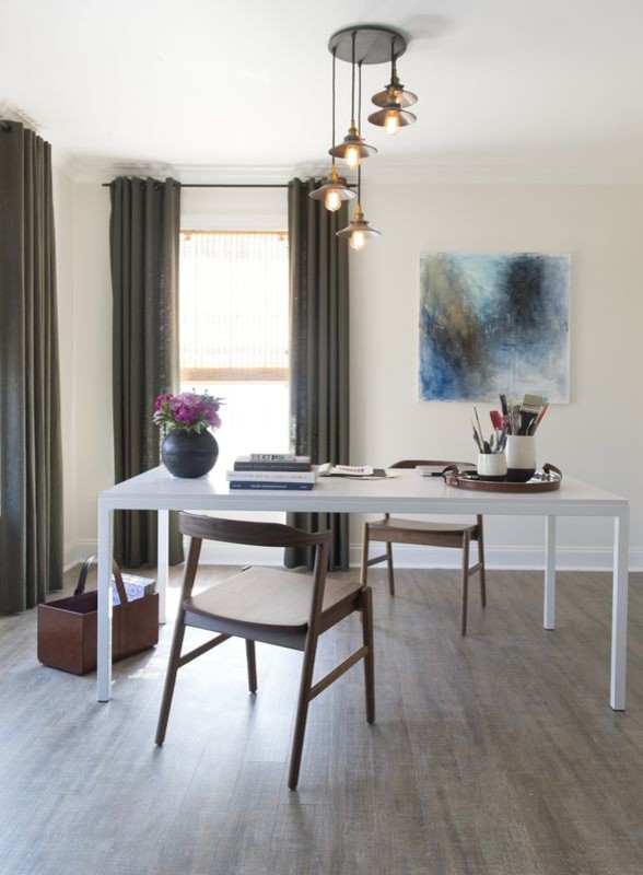 Источник вдохновения для домашнего уюта: кабинет в стиле ретро с белыми стенами, полом из линолеума и отдельно стоящим рабочим столом