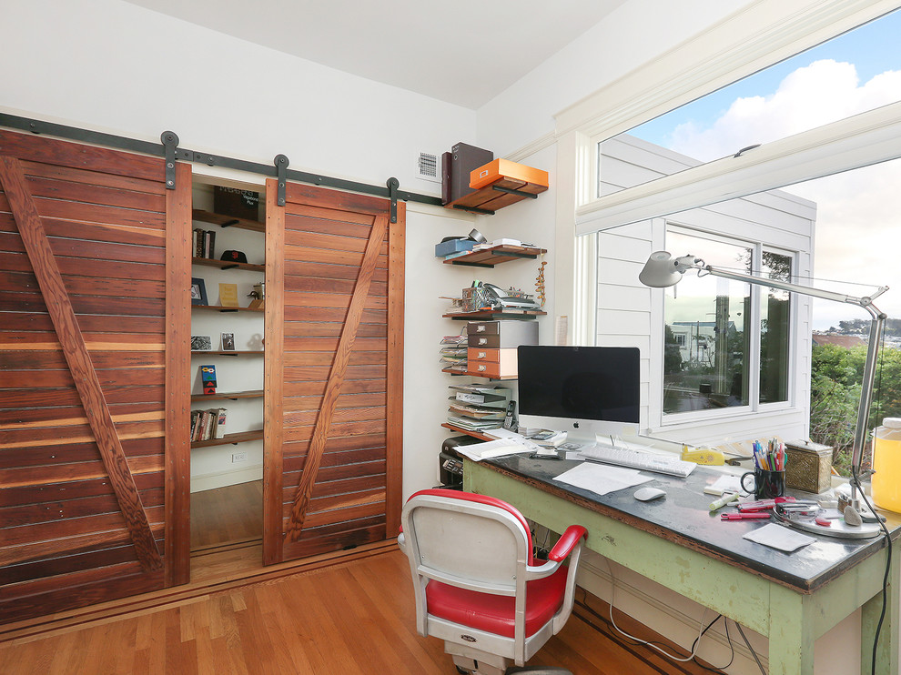 Kleines Rustikales Arbeitszimmer ohne Kamin mit Arbeitsplatz, weißer Wandfarbe, braunem Holzboden und freistehendem Schreibtisch in San Francisco