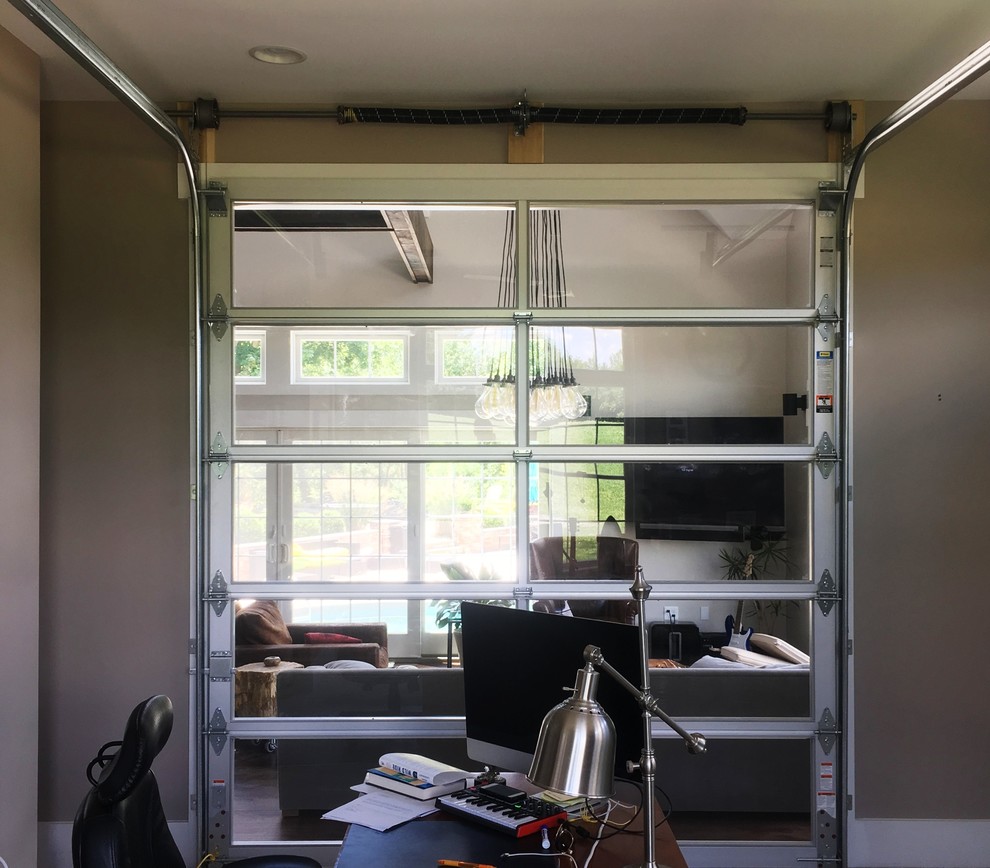 Modelo de despacho industrial de tamaño medio con paredes grises, moqueta, escritorio independiente y suelo gris