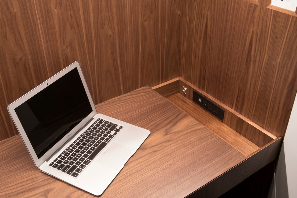 Foto de despacho actual pequeño sin chimenea con escritorio empotrado, paredes grises, suelo de madera en tonos medios y suelo marrón