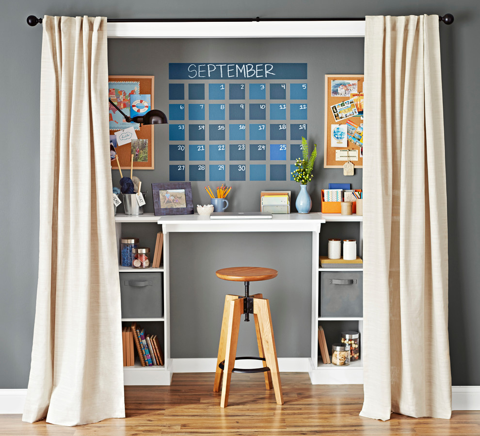 Inspiration för ett litet vintage arbetsrum, med grå väggar, mellanmörkt trägolv och ett inbyggt skrivbord