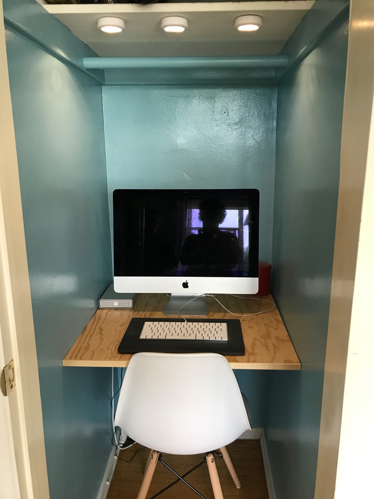 Стильный дизайн: маленький кабинет в стиле модернизм с синими стенами, паркетным полом среднего тона, встроенным рабочим столом и коричневым полом для на участке и в саду - последний тренд