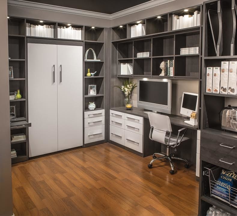 Cette image montre un grand bureau design avec un mur gris, parquet foncé, aucune cheminée, un bureau intégré et un sol marron.