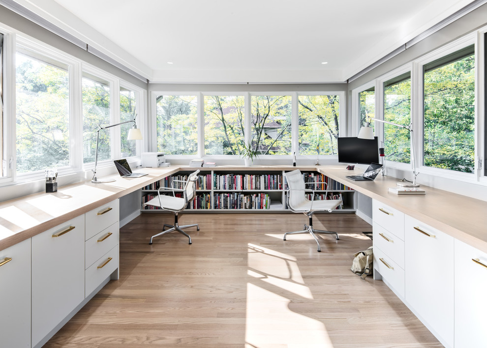 Modernes Arbeitszimmer mit Arbeitsplatz, hellem Holzboden, Einbau-Schreibtisch, beigem Boden und grauer Wandfarbe in Ottawa